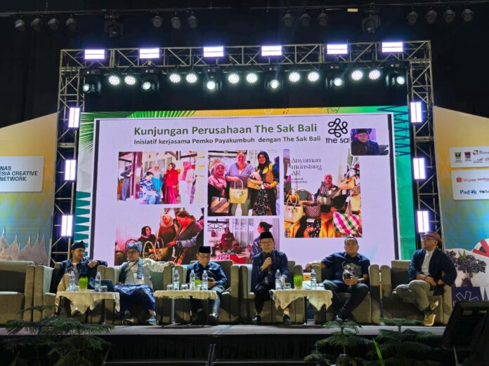 Zulmaeta Paparkan Kerja Sama Ekspor Handycraft Payakumbuh dengan The Sak Bali Wali Kota Payakumbuh Zulmaeta menjadi pembicara dalam Rakornas Indonesia Creative Cities Network (ICCN) 2025, memaparkan kerja sama Pemko Payakumbuh dengan The Sak Bali untuk mendorong ekspor handycraft.