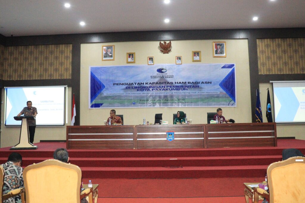 Wakil Wali Kota Payakumbuh Elzadaswarman memberikan sambutan pada kegiatan Penguatan Kapasitas HAM bagi ASN di Aula Ngalau Balai Kota Payakumbuh, Kamis (7/8/2025).