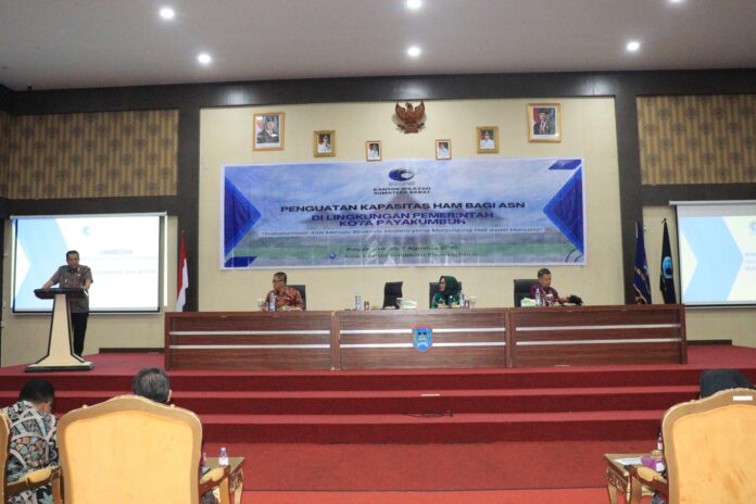 Wakil Wali Kota Payakumbuh Elzadaswarman memberikan sambutan pada kegiatan Penguatan Kapasitas HAM bagi ASN di Aula Ngalau Balai Kota Payakumbuh, Kamis (7/8/2025).