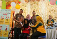 Wakil Wali Kota Payakumbuh Elzadaswarman bersama Ketua TP-PKK Eni Zulmaeta mendampingi siswa menerima imunisasi dalam Program BIAS di SD Negeri 1 Payakumbuh, Jumat (8/8/2025).