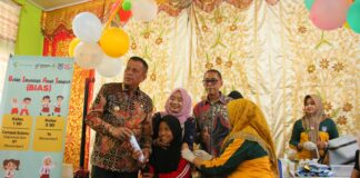 Wakil Wali Kota Payakumbuh Elzadaswarman bersama Ketua TP-PKK Eni Zulmaeta mendampingi siswa menerima imunisasi dalam Program BIAS di SD Negeri 1 Payakumbuh, Jumat (8/8/2025).