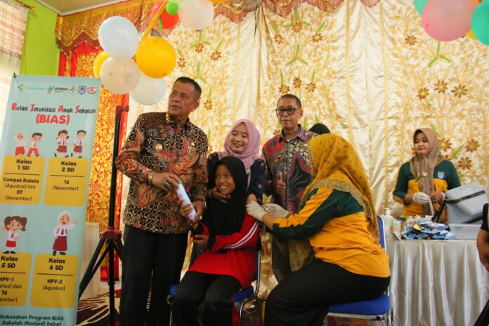 Wakil Wali Kota Payakumbuh Elzadaswarman bersama Ketua TP-PKK Eni Zulmaeta mendampingi siswa menerima imunisasi dalam Program BIAS di SD Negeri 1 Payakumbuh, Jumat (8/8/2025).