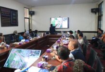 Peserta rapat koordinasi Pemerintah Kota Payakumbuh membahas pemindahan Tugu Kota Sehat dengan menampilkan peta lokasi di layar.