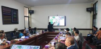 Peserta rapat koordinasi Pemerintah Kota Payakumbuh membahas pemindahan Tugu Kota Sehat dengan menampilkan peta lokasi di layar.