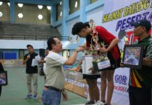 Zulmaeta Tutup Kejuaraan Tenis Meja, Dorong Payakumbuh Jadi Kota Sport Tourism Wali Kota Payakumbuh Zulmaeta menyerahkan trofi kepada juara Kejuaraan Tenis Meja Piala Wali Kota 2025 di GOR Nan Ampek.