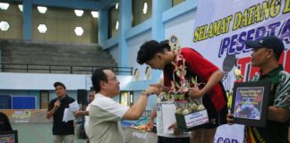 Wali Kota Payakumbuh Zulmaeta menyerahkan trofi kepada juara Kejuaraan Tenis Meja Piala Wali Kota 2025 di GOR Nan Ampek.