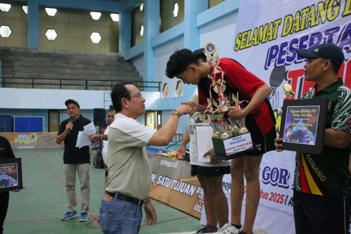Wali Kota Payakumbuh Zulmaeta menyerahkan trofi kepada juara Kejuaraan Tenis Meja Piala Wali Kota 2025 di GOR Nan Ampek.