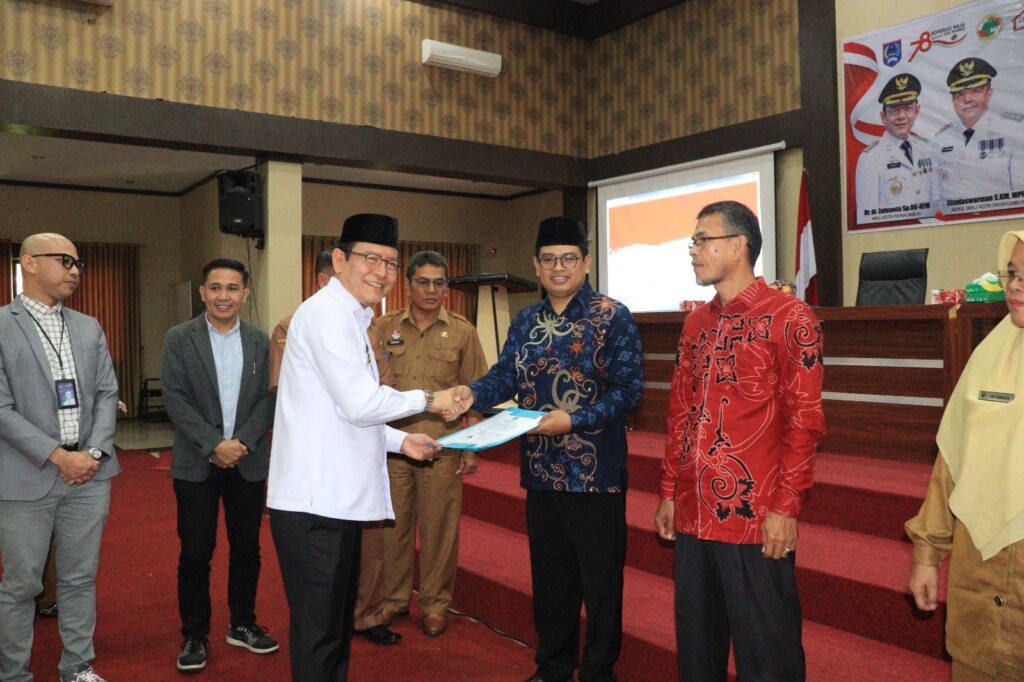 Wali Kota Payakumbuh Zulmaeta menyerahkan akta badan hukum Koperasi Merah Putih secara simbolis kepada perwakilan penerima dalam acara launching koperasi di Aula Ngalau Indah, Balai Kota Payakumbuh.