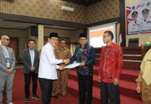 Zulmaeta Resmikan 47 Koperasi Merah Putih di Payakumbuh Wali Kota Payakumbuh Zulmaeta menyerahkan akta badan hukum Koperasi Merah Putih secara simbolis kepada perwakilan penerima dalam acara launching koperasi di Aula Ngalau Indah, Balai Kota Payakumbuh.