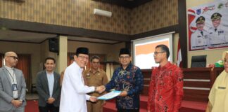 Wali Kota Payakumbuh Zulmaeta menyerahkan akta badan hukum Koperasi Merah Putih secara simbolis kepada perwakilan penerima dalam acara launching koperasi di Aula Ngalau Indah, Balai Kota Payakumbuh.