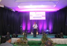 Teks Alt: Wakil Wali Kota Payakumbuh Elzadaswarman memberikan sambutan pada pembukaan Payakumbuh Wedding Expo 2025 di GOR M Yamin.