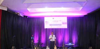 Teks Alt: Wakil Wali Kota Payakumbuh Elzadaswarman memberikan sambutan pada pembukaan Payakumbuh Wedding Expo 2025 di GOR M Yamin.