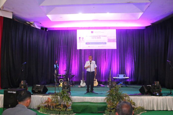 Teks Alt: Wakil Wali Kota Payakumbuh Elzadaswarman memberikan sambutan pada pembukaan Payakumbuh Wedding Expo 2025 di GOR M Yamin.