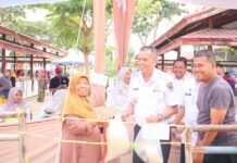 Tekan Inflasi, Pemko Gelar Pasar Murah & Lomba Pangan B2SA Wakil Wali Kota Payakumbuh Elzadaswarman menyerahkan paket sembako kepada warga pada acara Pasar Murah di Pasar Rakyat Padang Kaduduak.