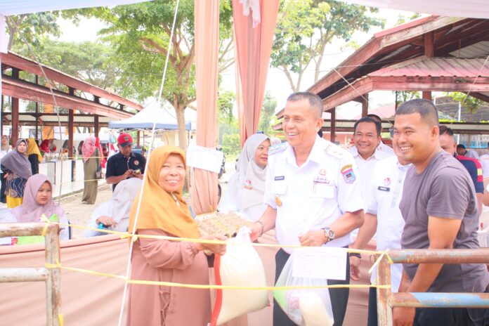 Warga Antusias Serbu Pasar Murah Pemko Payakumbuh Wakil Wali Kota Payakumbuh Elzadaswarman menyerahkan paket sembako kepada warga pada acara Pasar Murah di Pasar Rakyat Padang Kaduduak.