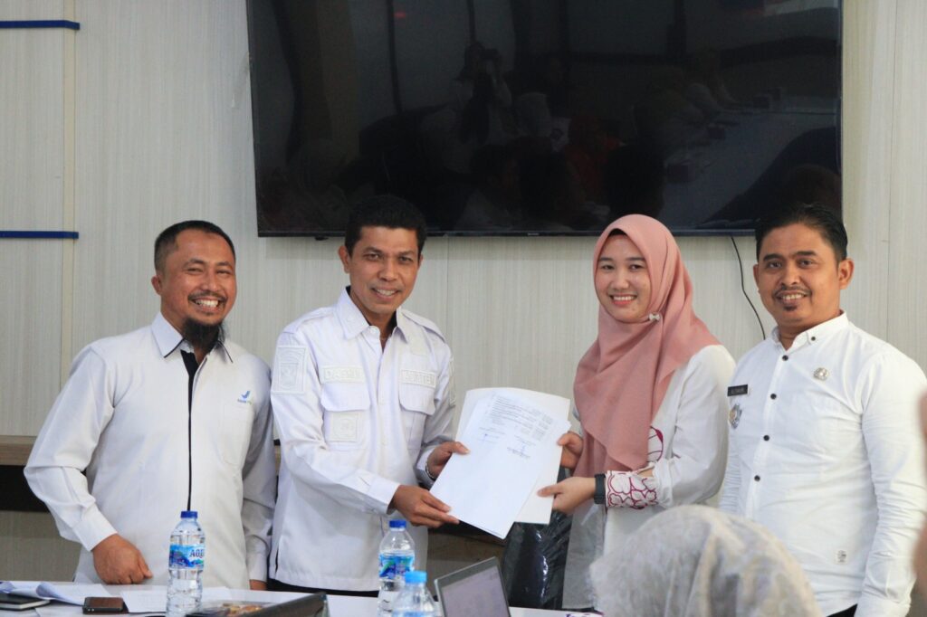 Asisten I Pemko Payakumbuh Dafrul Pasi menyerahkan dokumen kepada perwakilan BPOM dalam kegiatan Monitoring dan Evaluasi Program Prioritas Nasional Keamanan Pangan.