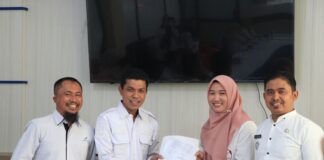 Asisten I Pemko Payakumbuh Dafrul Pasi menyerahkan dokumen kepada perwakilan BPOM dalam kegiatan Monitoring dan Evaluasi Program Prioritas Nasional Keamanan Pangan.