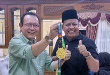 Wali Kota Payakumbuh Zulmaeta bersama Ketua KORMI Kota Payakumbuh menunjukkan medali emas hasil prestasi atlet pada FORNAS VIII di Mataram.