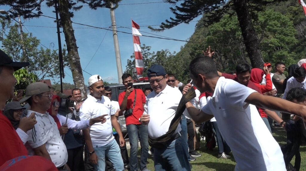 Wali Kota Payakumbuh Zulmaeta ikut lomba memindahkan sarung bersama ASN dalam perayaan HUT ke-80 RI di Bukik Sibaluik.