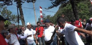 Wali Kota Payakumbuh Zulmaeta ikut lomba memindahkan sarung bersama ASN dalam perayaan HUT ke-80 RI di Bukik Sibaluik.