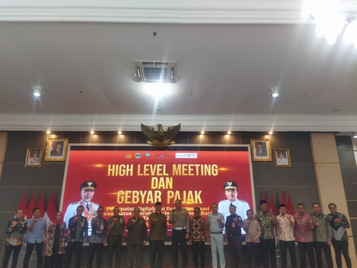 Wakil Wali Kota Payakumbuh Elzadaswarman bersama jajaran Forkopimda dan pejabat daerah menghadiri High Level Meeting dan Gebyar Pajak di Payakumbuh.