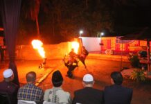 Pertunjukan seni tradisional atraksi api disaksikan Wali Kota Payakumbuh dan delegasi Sri Lanka–UN Friendship Organization (SUNFO) di Mamakoe Homestay.