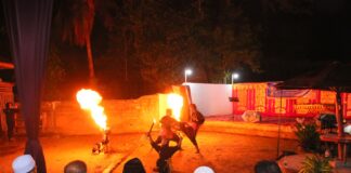 Pertunjukan seni tradisional atraksi api disaksikan Wali Kota Payakumbuh dan delegasi Sri Lanka–UN Friendship Organization (SUNFO) di Mamakoe Homestay.