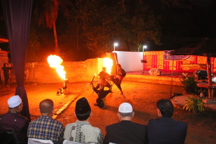 Atraksi Api Meriahkan Malam Persahabatan Payakumbuh–Sri Lanka Pertunjukan seni tradisional atraksi api disaksikan Wali Kota Payakumbuh dan delegasi Sri Lanka–UN Friendship Organization (SUNFO) di Mamakoe Homestay.