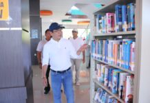 Wali Kota Payakumbuh meninjau koleksi buku di perpustakaan daerah.