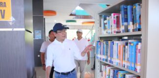 Wali Kota Payakumbuh meninjau koleksi buku di perpustakaan daerah.