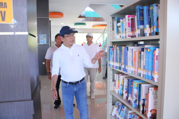 Wali Kota Payakumbuh meninjau koleksi buku di perpustakaan daerah.
