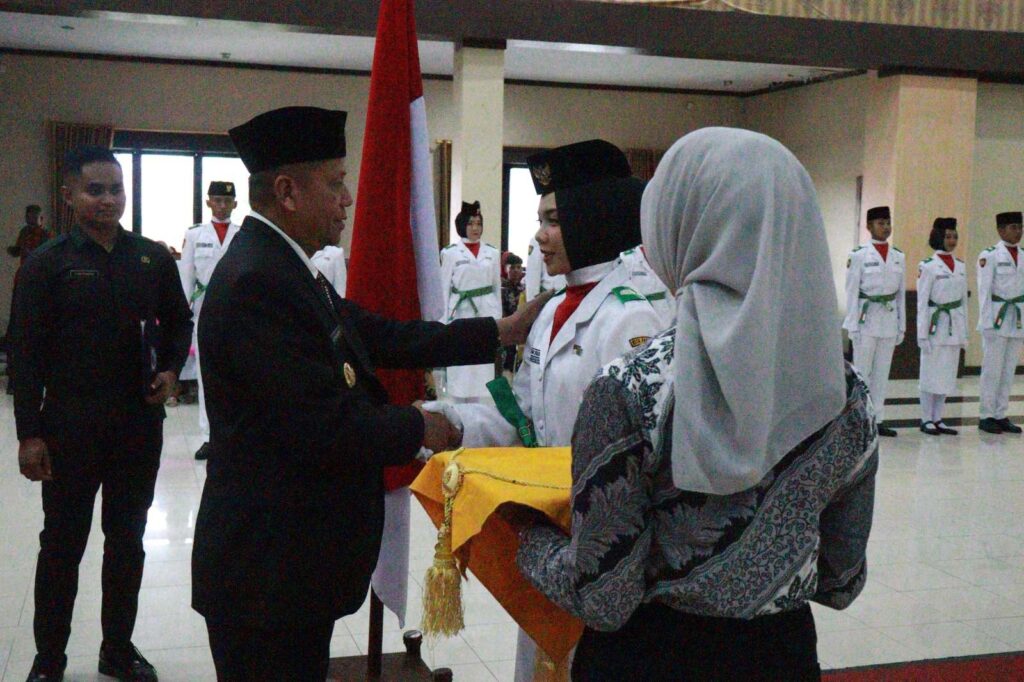 Wakil Wali Kota Payakumbuh Elzadaswarman kukuhkan anggota Paskibraka 2025