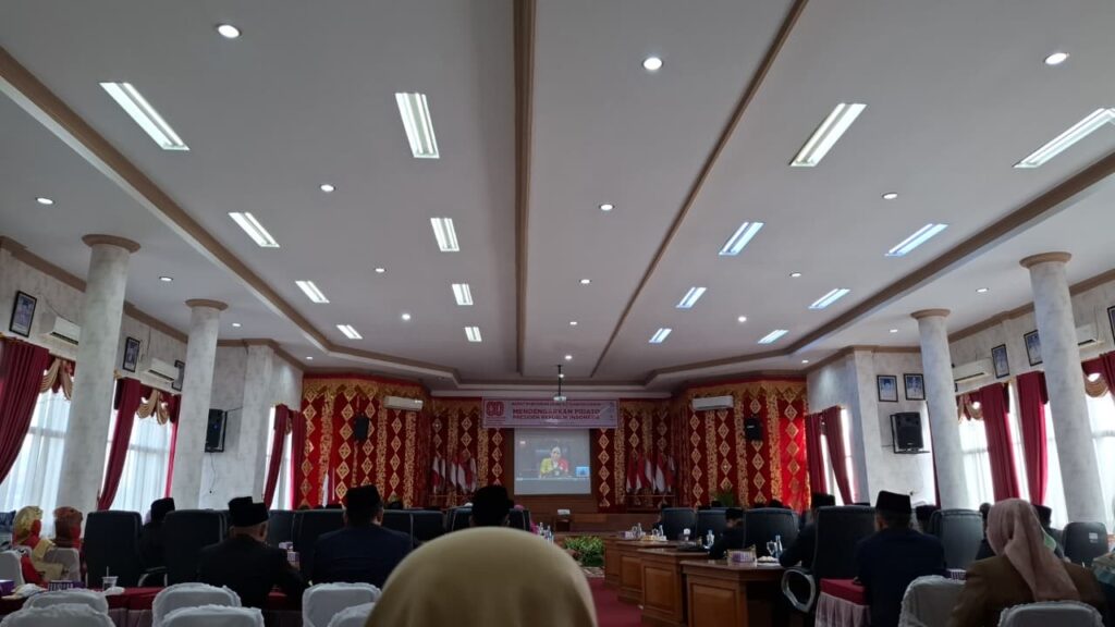 Suasana rapat paripurna DPRD Payakumbuh mendengarkan pidato Presiden Prabowo pada Sidang Tahunan MPR 2025
