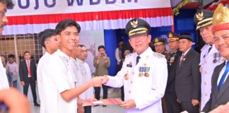 Wali Kota Payakumbuh Zulmaeta menyerahkan remisi kepada warga binaan Lapas Kelas IIB Tanjung Pati pada peringatan HUT ke-80 Republik Indonesia.