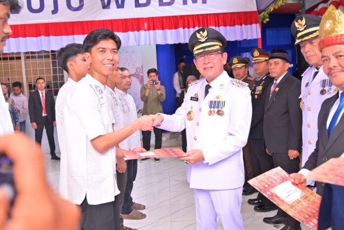 Wali Kota Payakumbuh Zulmaeta menyerahkan remisi kepada warga binaan Lapas Kelas IIB Tanjung Pati pada peringatan HUT ke-80 Republik Indonesia.