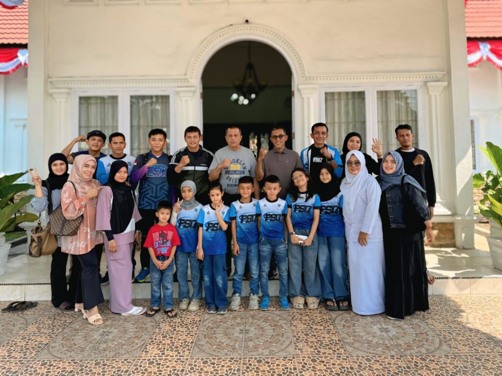 Wakil Wali Kota Payakumbuh Elzadaswarman bersama enam atlet sepatu roda, pelatih, dan keluarga saat pelepasan menuju ajang VERKA CUP V3 Internasional Inline Skate Open 2025 di Jakarta.