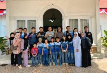 Wakil Wali Kota Payakumbuh Elzadaswarman bersama enam atlet sepatu roda, pelatih, dan keluarga saat pelepasan menuju ajang VERKA CUP V3 Internasional Inline Skate Open 2025 di Jakarta.