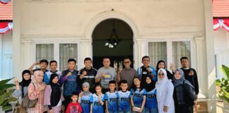 Wakil Wali Kota Payakumbuh Elzadaswarman bersama enam atlet sepatu roda, pelatih, dan keluarga saat pelepasan menuju ajang VERKA CUP V3 Internasional Inline Skate Open 2025 di Jakarta.