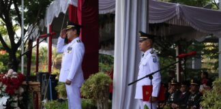 Wali Kota Payakumbuh Zulmaeta memimpin upacara peringatan HUT ke-80 Republik Indonesia di Halaman Balai Kota Payakumbuh dengan penuh khidmat.