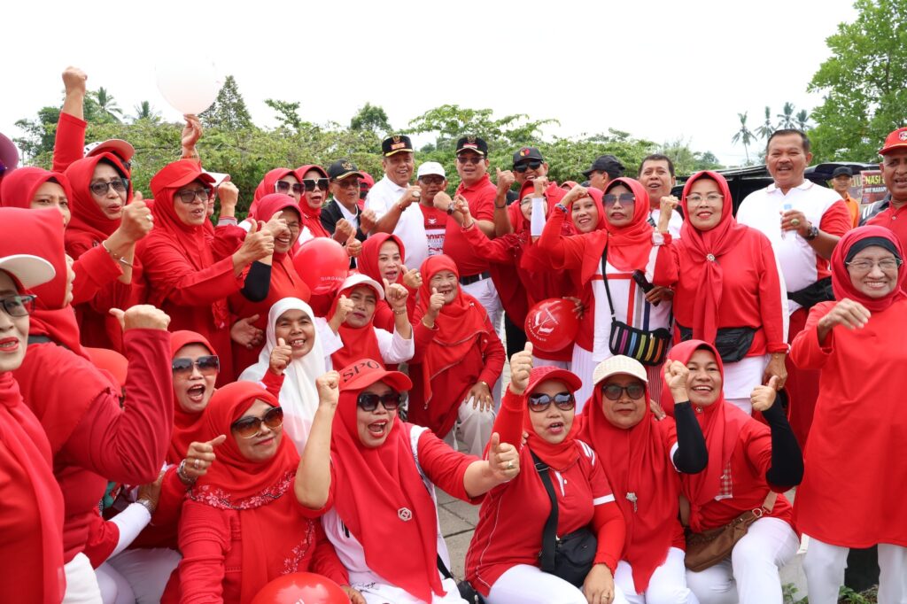 Wakil Wali Kota Payakumbuh bersama warga lintas komunitas ikuti Jalan Sehat Kerukunan dalam rangka HUT ke-80 RI, penuh semangat dengan atribut merah putih.