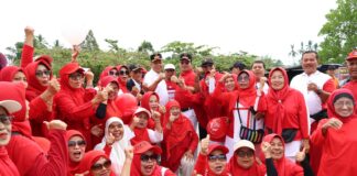 Wakil Wali Kota Payakumbuh bersama warga lintas komunitas ikuti Jalan Sehat Kerukunan dalam rangka HUT ke-80 RI, penuh semangat dengan atribut merah putih.