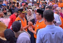 Payakumbuh Bersatu! Puluhan Ribu Warga Tumpah Ruah Meriahkan Pawai Kemerdekaan Wali Kota dan Wakil Wali Kota Payakumbuh berjabat tangan dengan penuh semangat di tengah kerumunan warga saat Pawai Alegoris HUT RI ke-80.