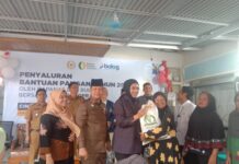 Anggota Komisi IV DPR RI Cindi Monica Salsabila menyerahkan langsung bantuan pangan beras kepada masyarakat di Payakumbuh, didampingi Pemko dan BULOG.