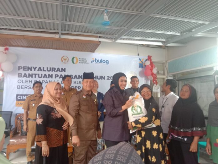Anggota Komisi IV DPR RI Cindi Monica Salsabila menyerahkan langsung bantuan pangan beras kepada masyarakat di Payakumbuh, didampingi Pemko dan BULOG.