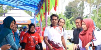 Sejumlah warga dan panitia berbincang di stan bazar UMKM saat perayaan HUT RI ke-80 di Kecamatan Latina, Payakumbuh.