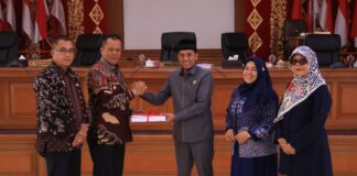 Wakil Wali Kota Payakumbuh menyerahkan Nota Pengantar KUA-PPAS APBD 2026 kepada pimpinan DPRD dalam rapat paripurna.