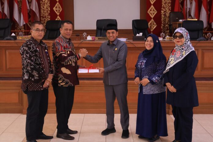 Wakil Wali Kota Payakumbuh menyerahkan Nota Pengantar KUA-PPAS APBD 2026 kepada pimpinan DPRD dalam rapat paripurna.