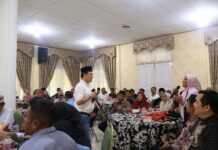 Wali Kota Payakumbuh berdialog dengan pengurus LPM se-Kota Payakumbuh dalam audiensi di Pendopo Rumah Dinas Wali Kota.