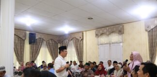 Wali Kota Payakumbuh berdialog dengan pengurus LPM se-Kota Payakumbuh dalam audiensi di Pendopo Rumah Dinas Wali Kota.
