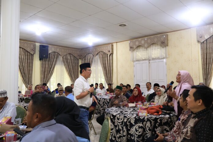 Wali Kota Payakumbuh berdialog dengan pengurus LPM se-Kota Payakumbuh dalam audiensi di Pendopo Rumah Dinas Wali Kota.